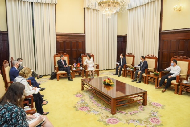 thong doc nhnn nguyen thi hong lam viec voi pho tro ly bo truong tai chinh my