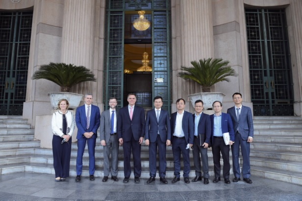 thong doc nhnn nguyen thi hong lam viec voi pho tro ly bo truong tai chinh my