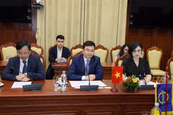 pho thong doc pham thanh ha tiep cac vu truong adb