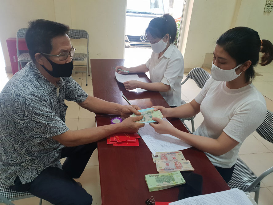 Tiền hỗ trợ từ gói 62.000 tỷ đến tay người dân