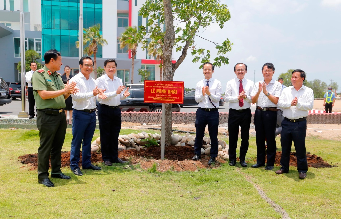 doan cong tac chinh phu khao sat tien do trien khai ca c khu cong nghie p va cang quoc te long an