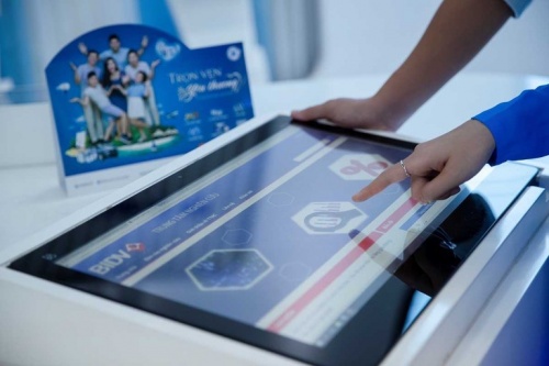 chuyen doi so nganh ngan hang dat nguoi dan khach hang o vi tri trung tam