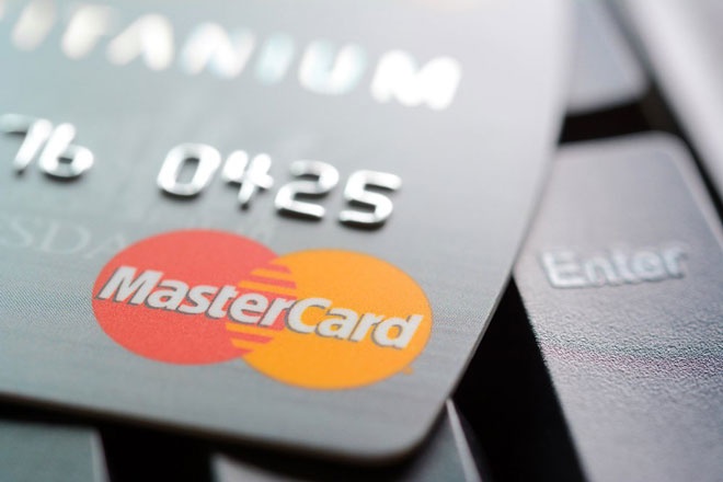Mastercard loại bỏ nhựa PVC khỏi thẻ thanh toán vào năm 2028