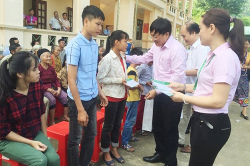 Góp phần thay đổi diện mạo bản, làng vùng DTTS