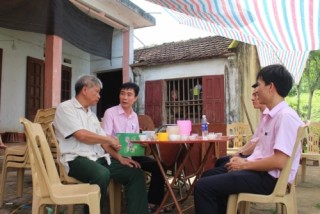 Công đoàn cơ sở NHCSXH Thanh Hóa thăm hỏi gia đình Thiếu tá Biên phòng hy sinh