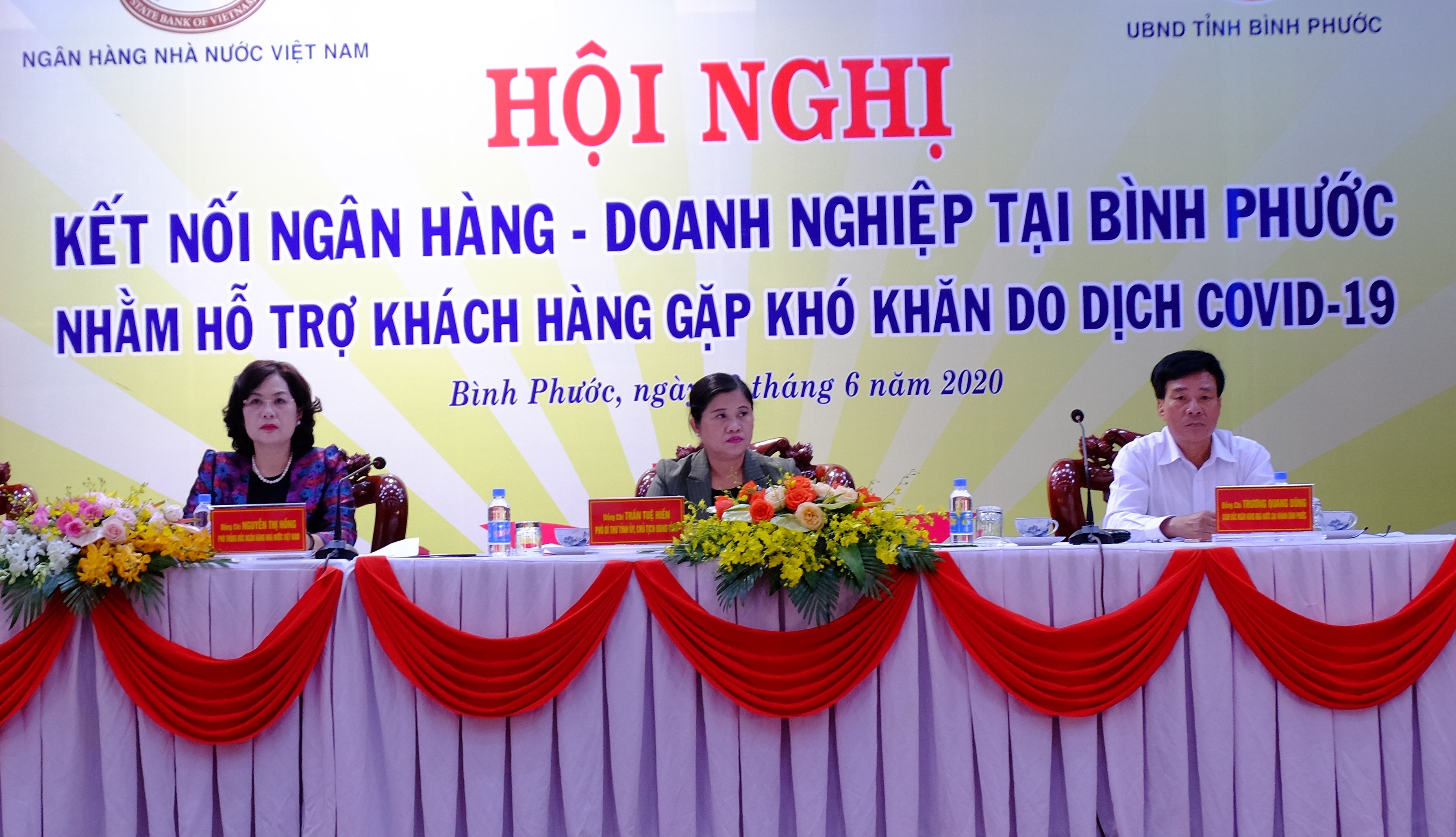 nganh ngan hang dong hanh sat canh ca voi doanh nghiep vung sau