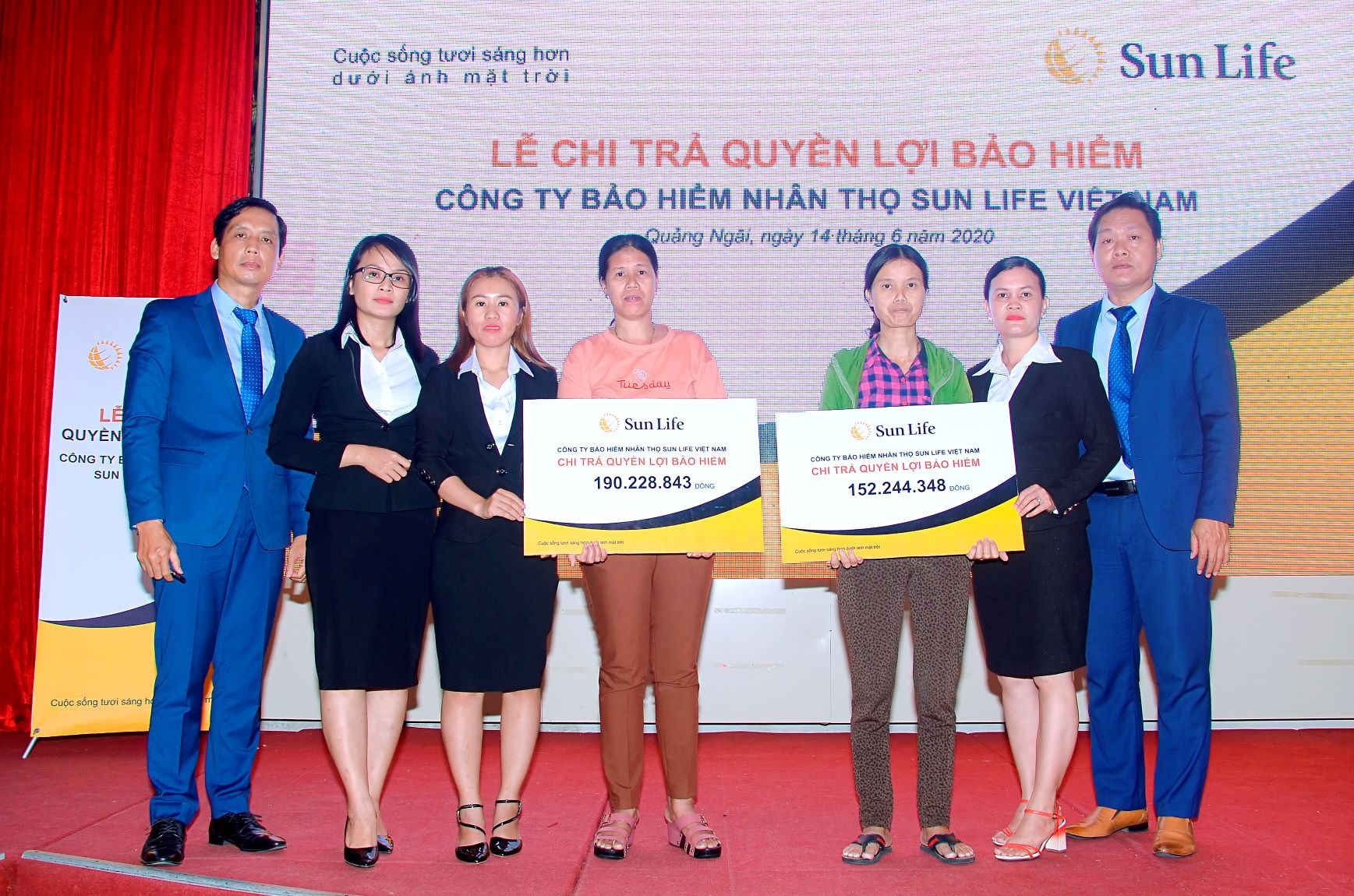 sun life viet nam chi tra quyen loi bao hiem cho khach hang tai quang ngai