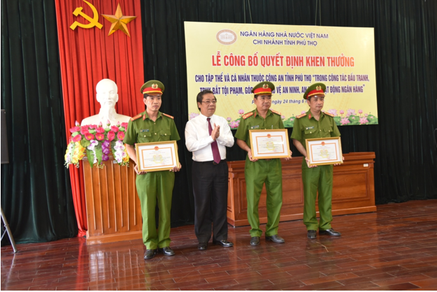 Trao tặng Bằng khen của Thống đốc NHNN cho các tập thể và cá nhân Công an tỉnh Phú Thọ