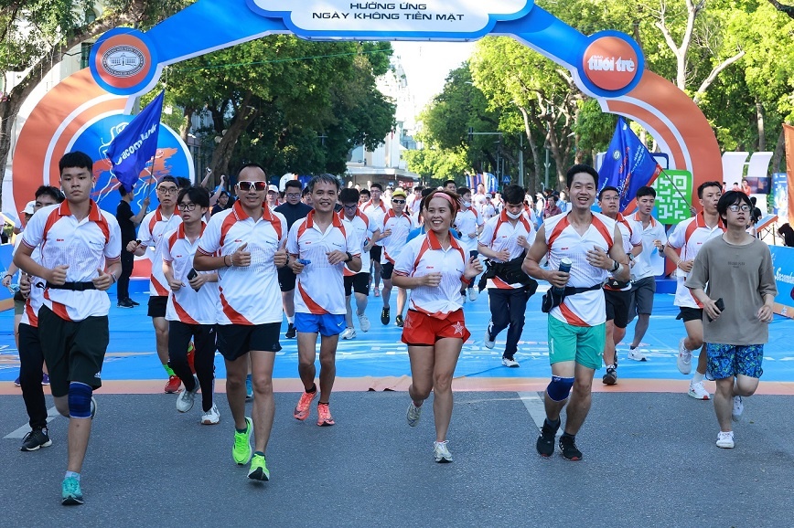 giai chay bo ngay khong tien mat thu hut 2000 van dong vien tham gia