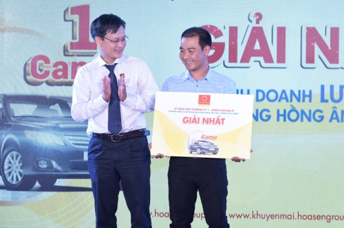 Tập đoàn Hoa Sen thưởng ô tô Camry cho nhà phân phối và đại lý