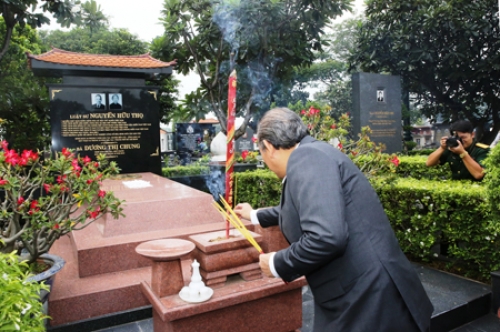 Phó Thủ tướng Thường trực dâng hương tưởng nhớ các anh hùng liệt sĩ