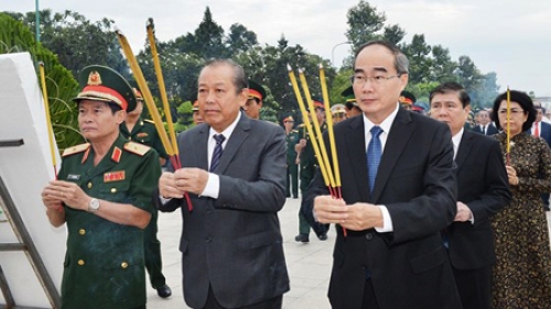 Phó Thủ tướng Thường trực dâng hương tưởng nhớ các anh hùng liệt sĩ