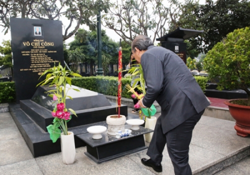 Phó Thủ tướng Thường trực dâng hương tưởng nhớ các anh hùng liệt sĩ