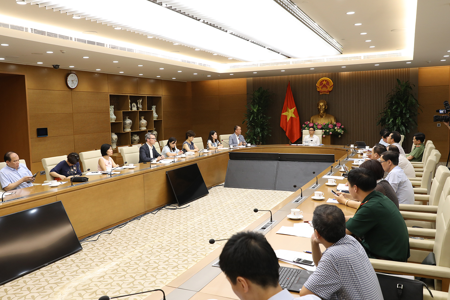 Chuyên gia quốc tế khuyến cáo việc mở cửa trở lại