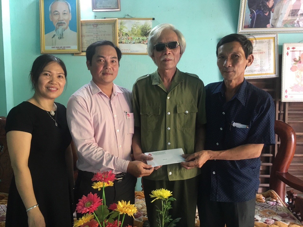 nhcsxh quang ngai tri an tang qua nguoi co cong dip 277