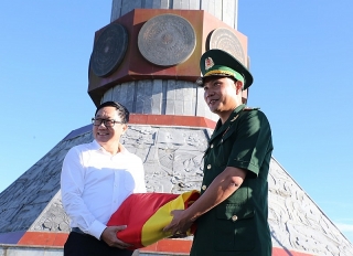 Đoàn cán bộ NHCSXH thăm cột cờ Lũng Cú và dâng hương tại Nghĩa trang Liệt sỹ Vị Xuyên