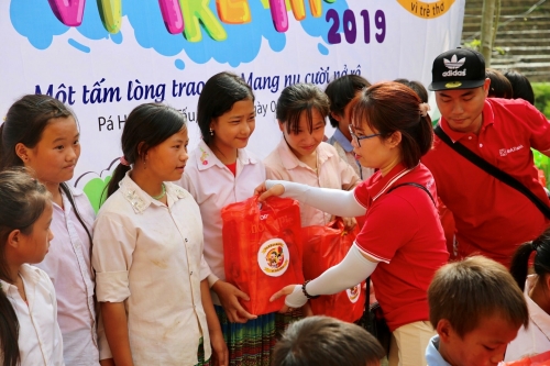 SeABank thăm hỏi và trao quà tặng tới các em nhỏ có gia cảnh khó khăn