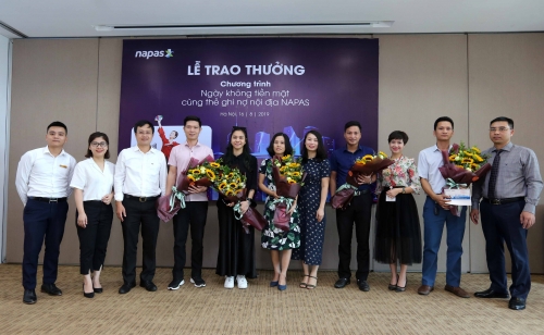 Trao thưởng chương trình Ngày không tiền mặt cùng thẻ ghi nợ nội địa Napas