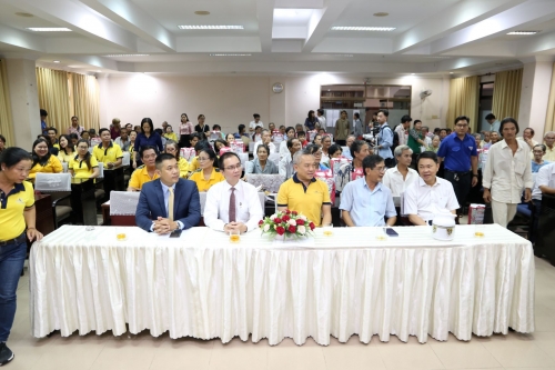 Sun Life trao tặng thẻ bảo hiểm y tế và quà tại Quận 4