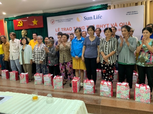 Sun Life trao tặng thẻ bảo hiểm y tế và quà tại Quận 4