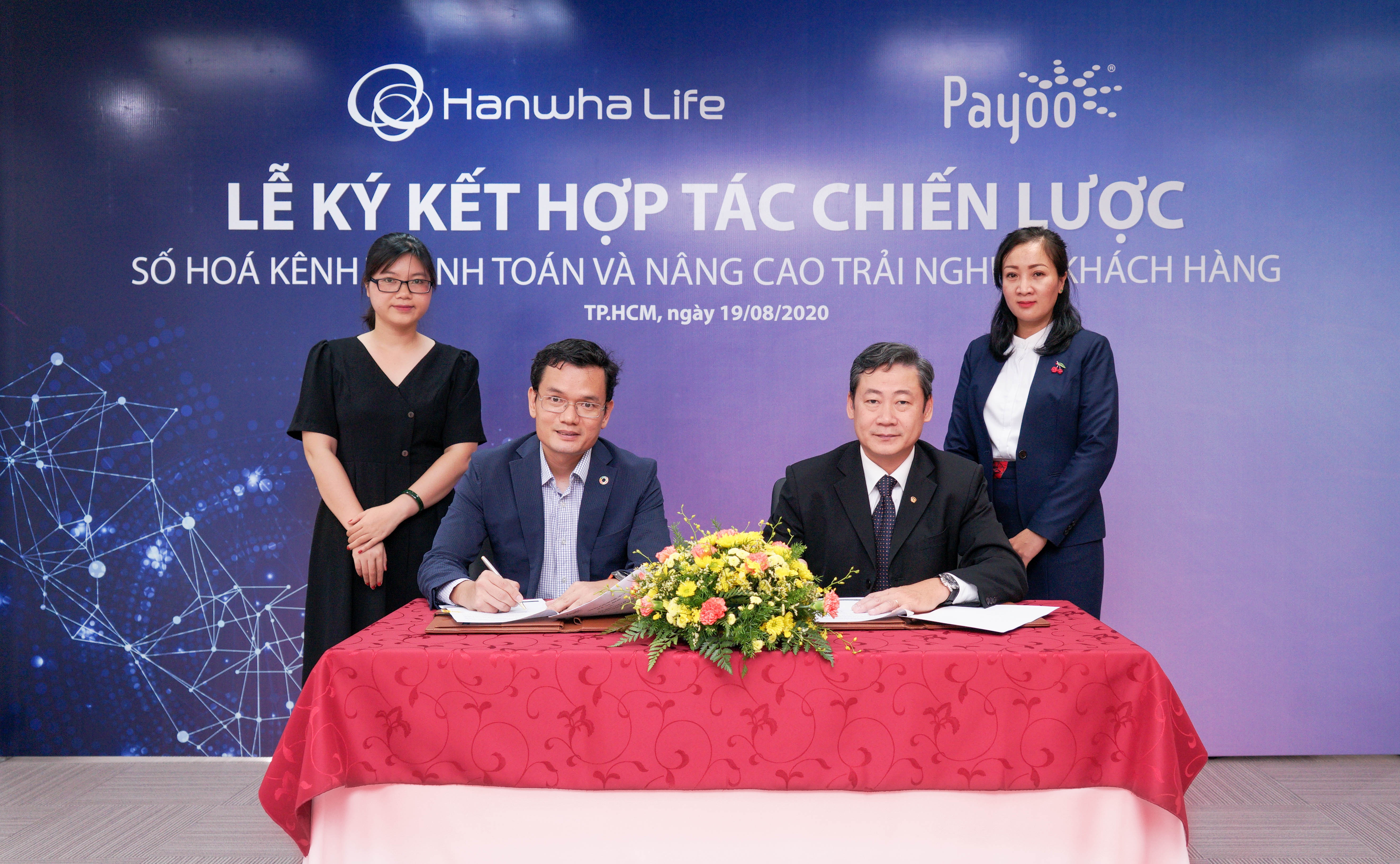 hanwha life viet nam hop tac voi vi dien tu momo va trung gian thanh toan payoo
