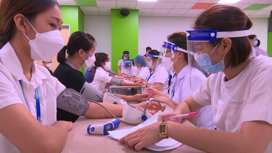 thu tuong yeu cau bo y te dam phan mua vaccine do 4 hiep hoi de xuat