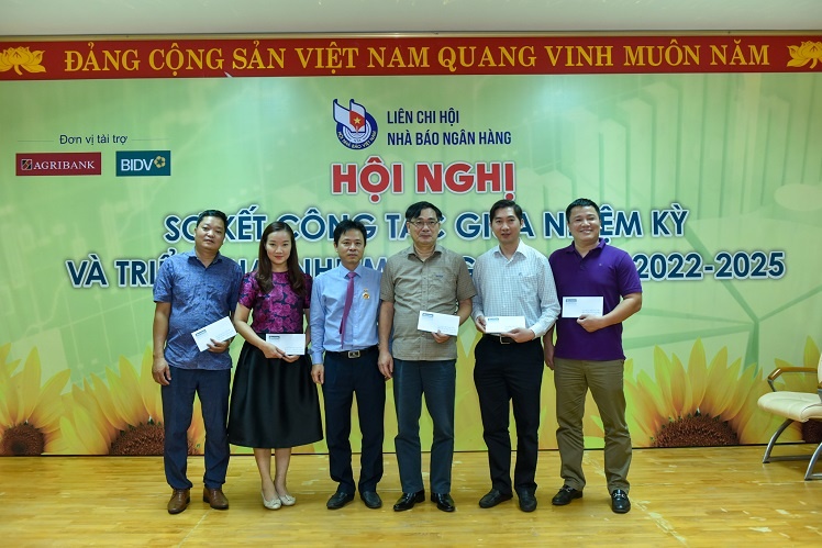 lien chi hoi nha bao ngan hang den voi dao me anh hung