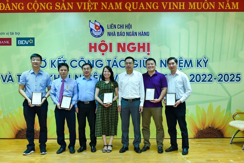 lien chi hoi nha bao ngan hang den voi dao me anh hung