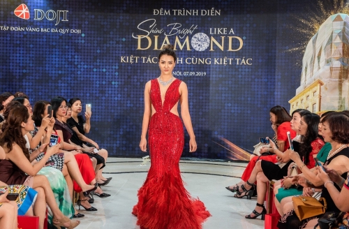 Trình diễn trang sức dịp khánh thành tòa nhà DOJI