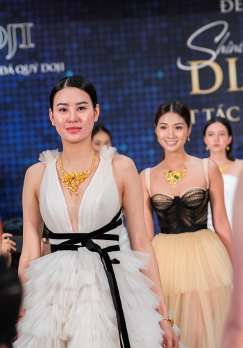 Trình diễn trang sức dịp khánh thành tòa nhà DOJI