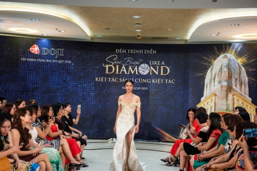Trình diễn trang sức dịp khánh thành tòa nhà DOJI