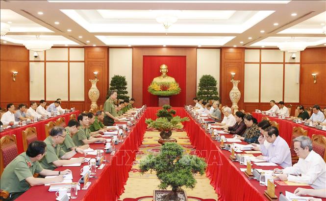 bo chinh tri lam viec voi ban thuong vu dang uy cong an trung uong