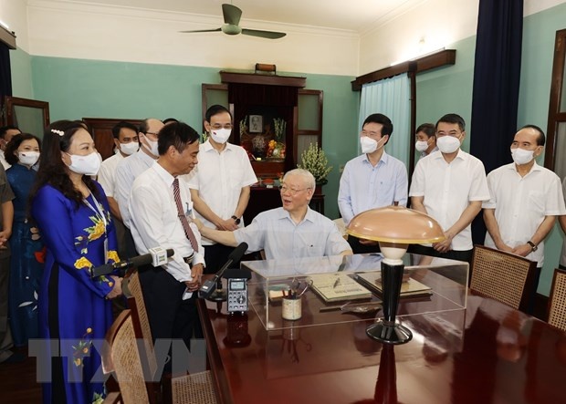 Tổng Bí thư Nguyễn Phú Trọng dâng hương tưởng niệm Chủ tịch Hồ Chí Minh tong bi thu nguyen phu trong dang huong tuong niem chu tich ho chi minh