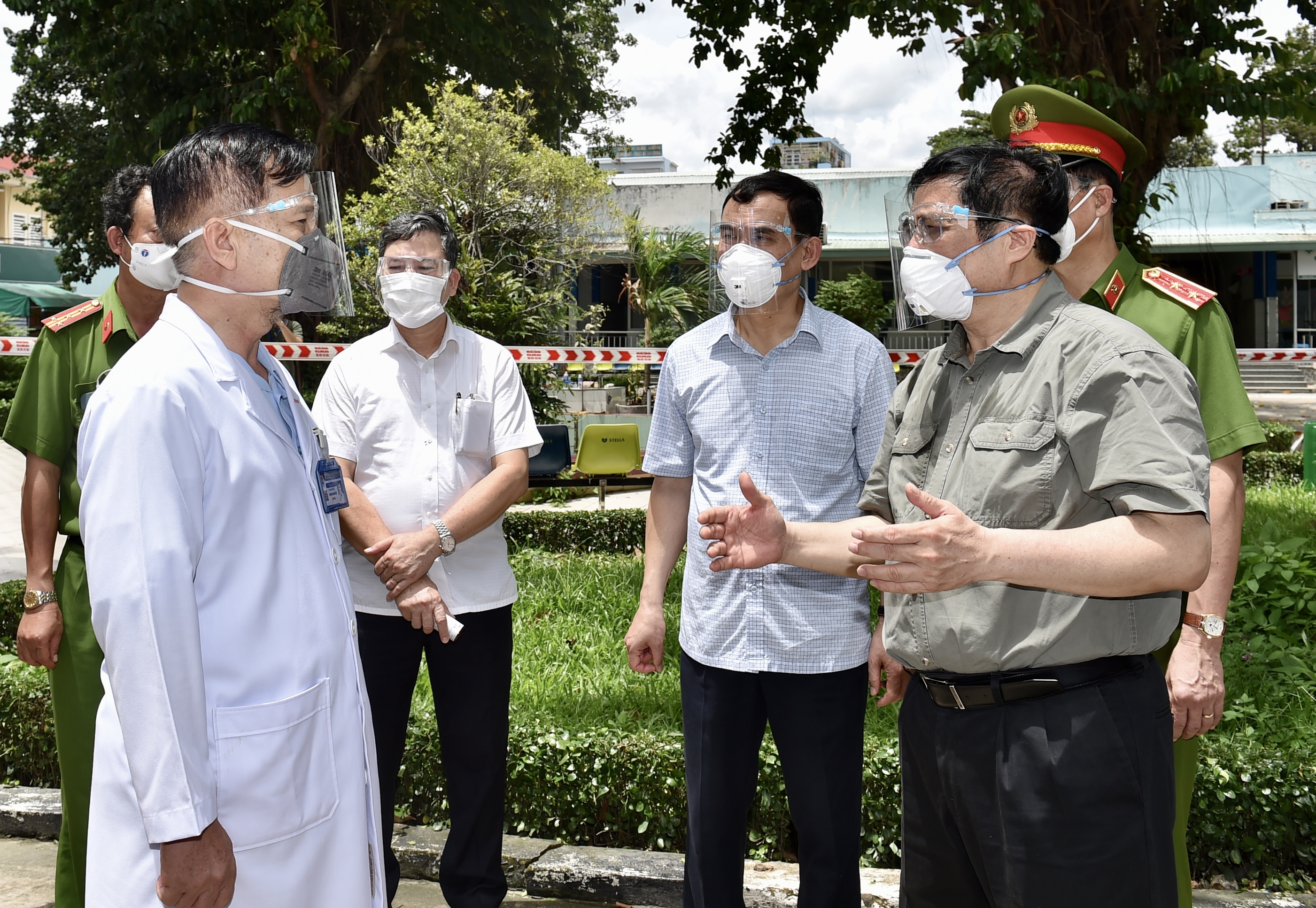 Thủ tướng chỉ đạo quan tâm hơn nữa đến đội ngũ y, bác sĩ chống dịch thu tuong chi dao quan tam hon nua den doi ngu y bac si chong dich