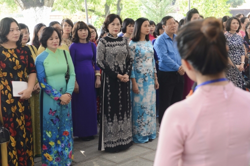 Phụ nữ ngành Ngân hàng dâng hương tại đền thờ Hai Bà Trưng
