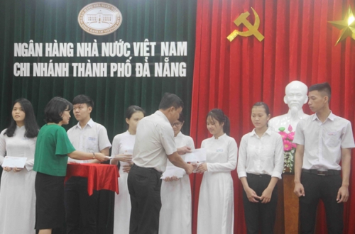Trao học bổng khuyến học ngành Ngân hàng Đà Nẵng năm 2019