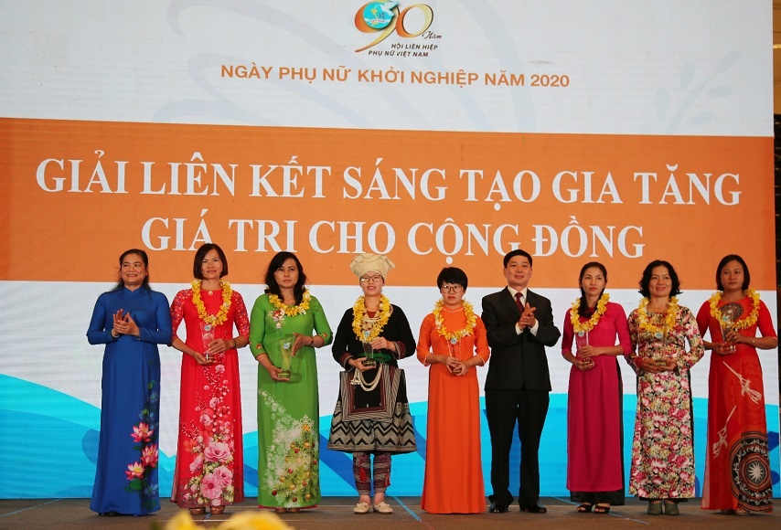 Hai khách hàng tài chính vi mô đạt giải thưởng Phụ nữ khởi nghiệp năm 2020 Hai khách hàng tài chính vi mô đạt giải thưởng Phụ nữ khởi nghiệp năm 2020
