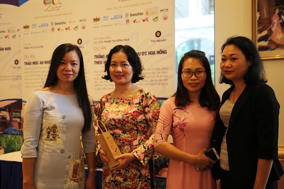 Hai khách hàng tài chính vi mô đạt giải thưởng Phụ nữ khởi nghiệp năm 2020 Hai khách hàng tài chính vi mô đạt giải thưởng Phụ nữ khởi nghiệp năm 2020