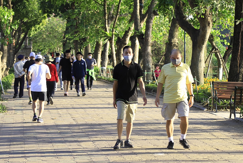 Hà Nội tăng cường kiểm tra đeo khẩu trang ở nơi công cộng