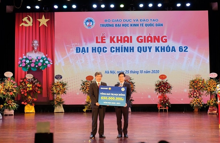 Năm thứ 6 liên tiếp, Tập đoàn Bảo Việt trao học bổng cho sinh viên trường Đại học Kinh tế Quốc dân nam thu 6 lien tiep tap doan bao viet trao hoc bong cho sinh vien truong dai hoc kinh te quoc dan