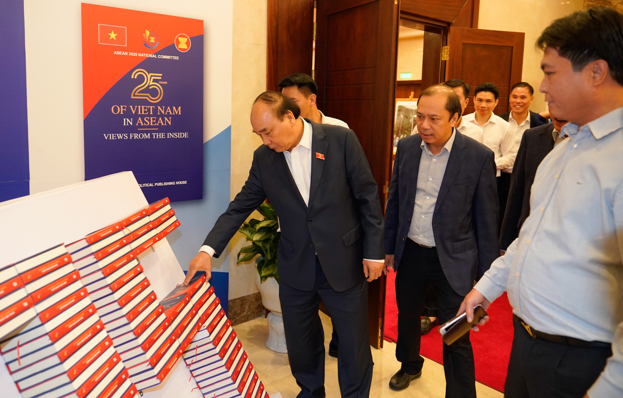 Thủ tướng Nguyễn Xuân Phúc kiểm tra công tác chuẩn bị Hội nghị Cấp cao ASEAN 37 thu tuong nguyen xuan phuc kiem tra cong tac chuan bi hoi nghi cap cao asean 37