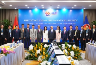 Thủ tướng gặp gỡ các nhà tài trợ Hội nghị Cấp cao ASEAN 37