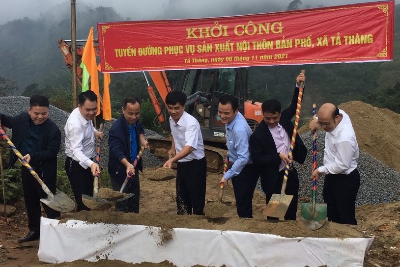 Lào Cai: Các ngân hàng tặng quà hộ dân, học sinh nghèo xã Tả Thàng