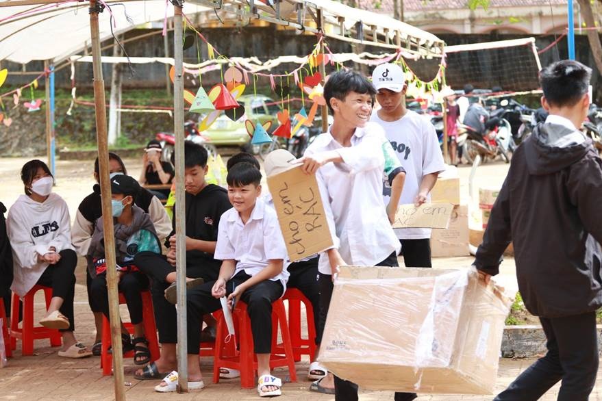 mang nu cuoi den voi thieu nhi vung bien gioi