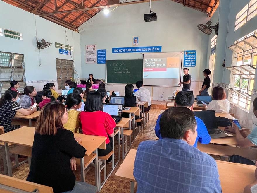 mang nu cuoi den voi thieu nhi vung bien gioi