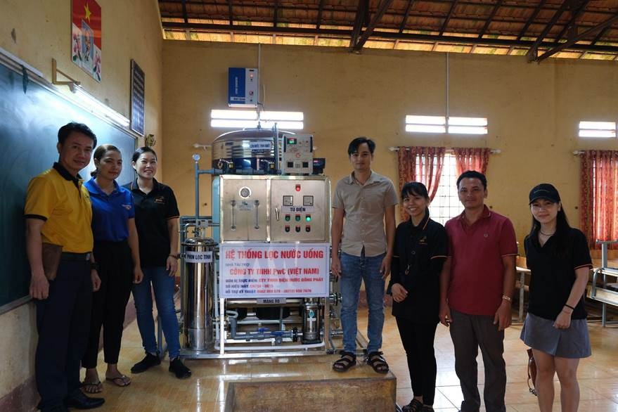 mang nu cuoi den voi thieu nhi vung bien gioi