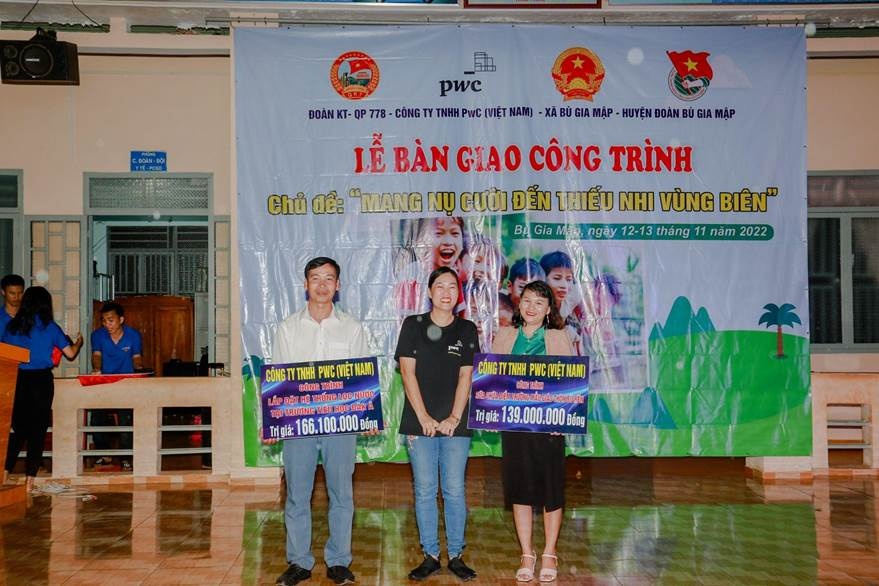 mang nu cuoi den voi thieu nhi vung bien gioi