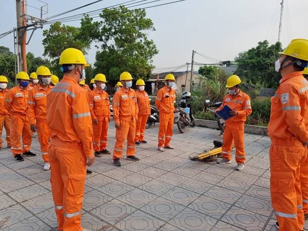 gia than dau khi lien tuc tang vot evn quyet liet tiet giam chi phi