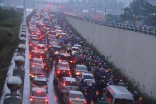 Hà Nội: Giao thông “thất thủ” trong tiết trời mưa rét
