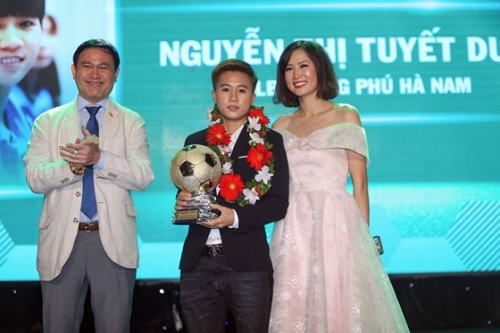 Quang Hải và Tuyết Dung nhận Quả bóng Vàng Việt Nam 2018